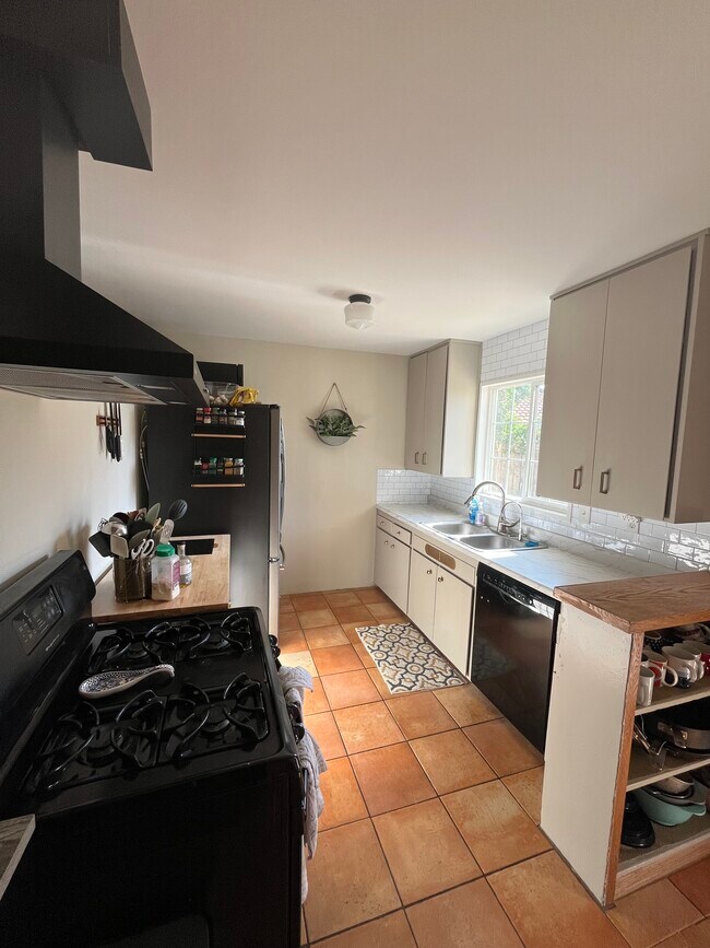 kitchen - 1723 Bowling Green Dr