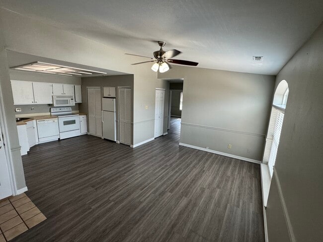 Building Photo - 652 Green Jade Dr