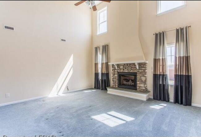 Building Photo - 4 bd/ 2.5 ba located MINUTES from Fort Bra...