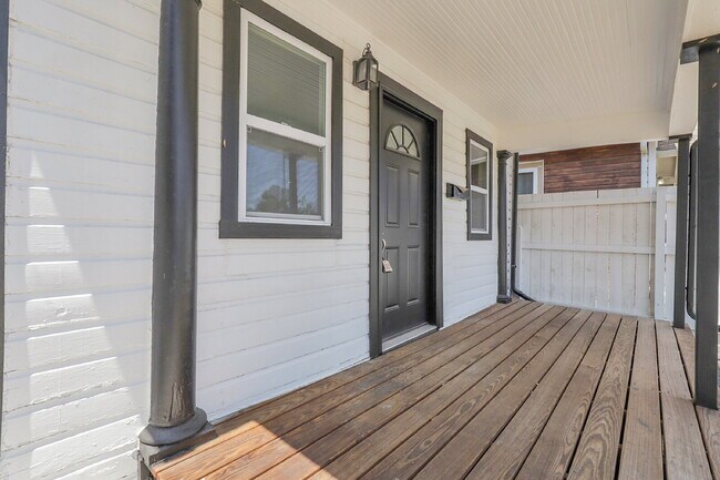 Foto del edificio - $2,295 - 2 Bed, 1 Bath Newly Renovated Hom...