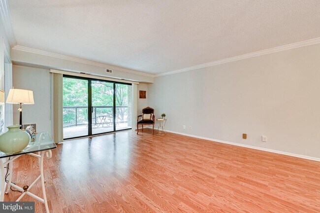 Foto del edificio - 8380 Greensboro Dr