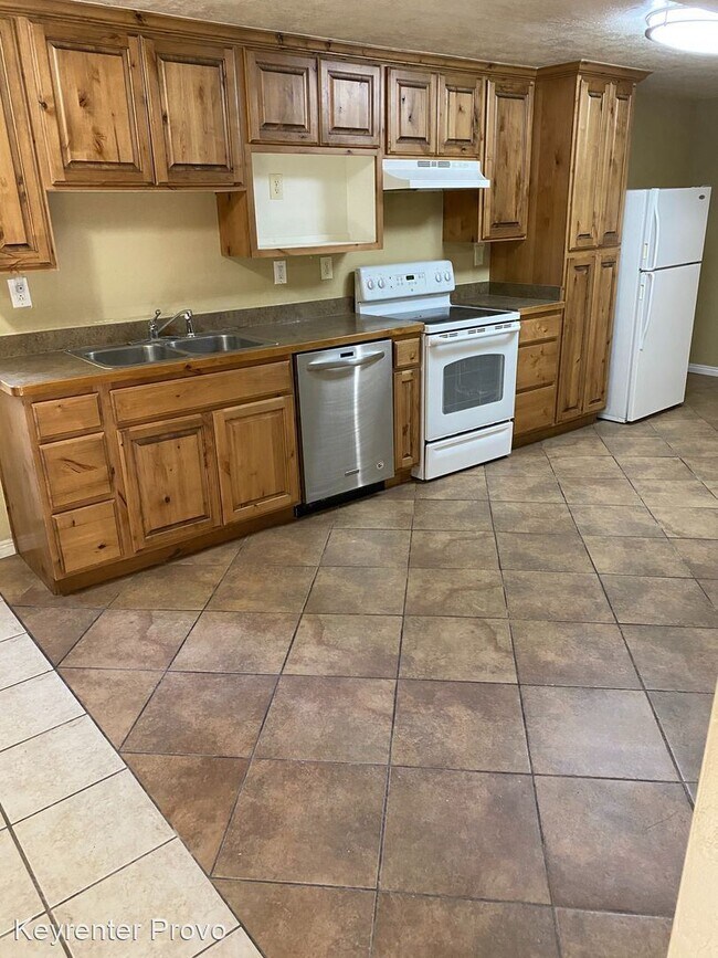 Building Photo - 385 S 400 E