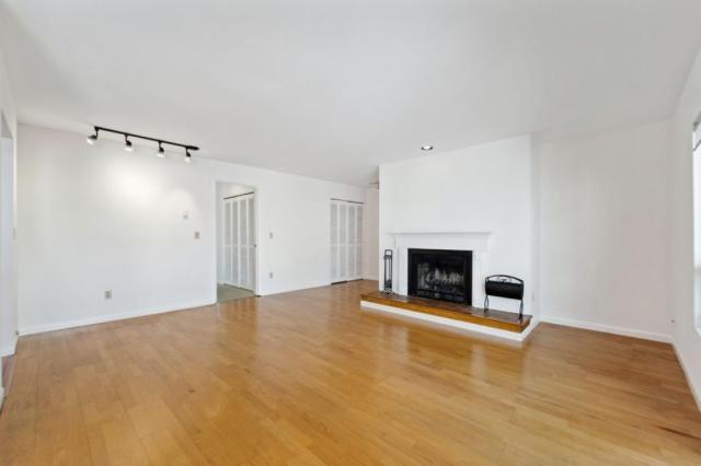 Building Photo - 2 bedroom in Seattle WA 98122