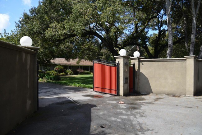 Building Photo - 5 bedroom in Atherton CA 94027