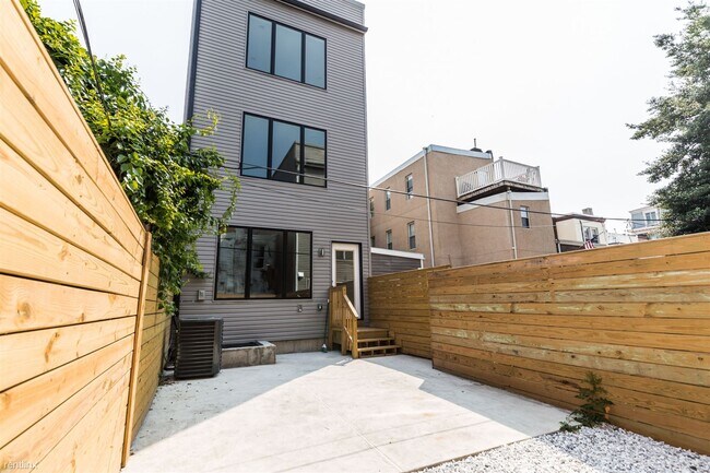 Foto del edificio - 3 br, 3 bath Triplex - 2308 E LEHIGH AVE U...