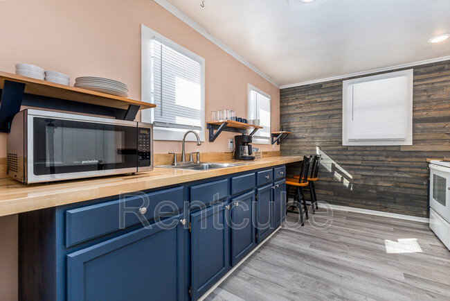 Building Photo - 647 Louella Ln