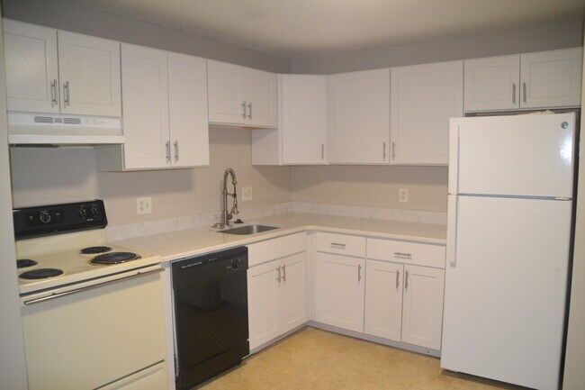 Building Photo - 2 Oak Hill Ln