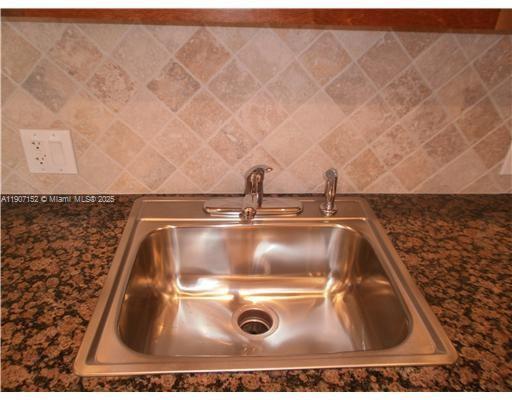 Building Photo - 534 Mansfield M