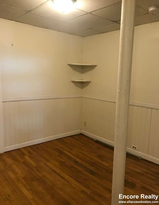 Building Photo - 533 Newbury St