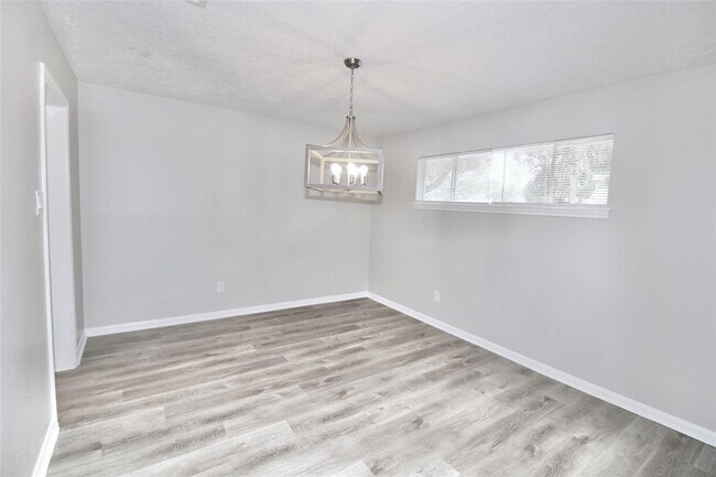Building Photo - 2423 Quail Valley E Dr