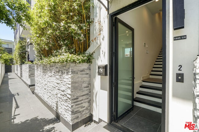 Foto del edificio - 1447 N Martel Ave