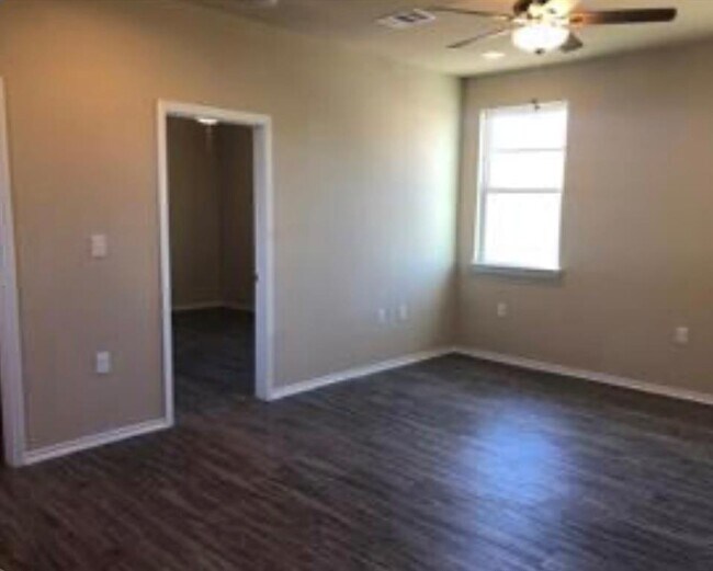 Foto del edificio - 1300 Hausman Dr