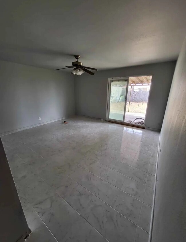 Foto del edificio - 1502 E Century Ave