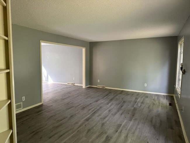 Building Photo - Spacious two story 5 bedroom home! Complet...
