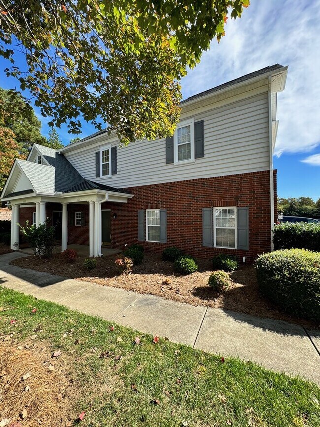 Building Photo - Move-in ready 2-bedroom, 2-bath end-unit t...