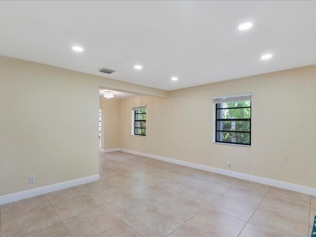 Sala de estar - 6470 SW 38th St