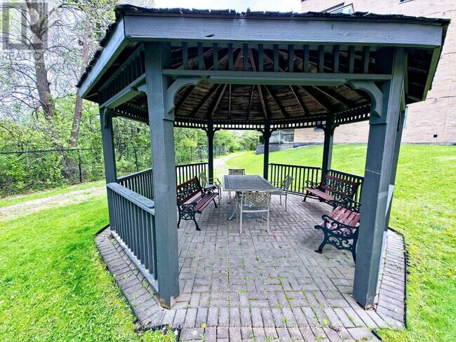 Photo du bâtiment - 2504-2504 Rutherford Rd