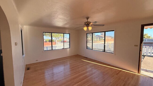Foto del edificio - This two-bedroom, one-bath home in Upper Seaside