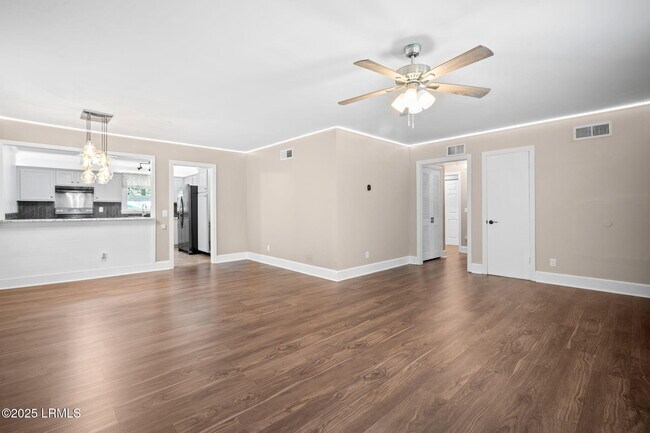 Foto del edificio - 2410 Pine Ct N