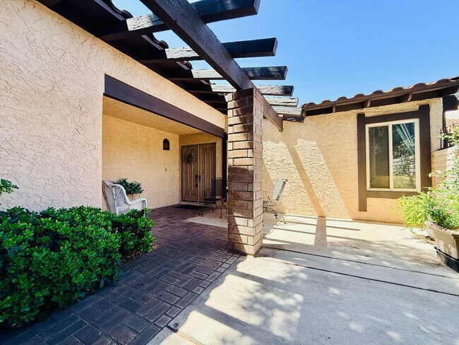 Foto del edificio - Available August 1st! Beautiful fully furnished single-story home located in the prestigious Span...