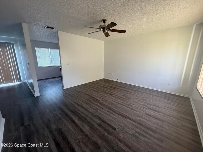Building Photo - 1607 Fairfield Cir NE