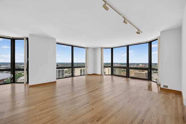 Foto del edificio - 2650 N Lakeview Ave