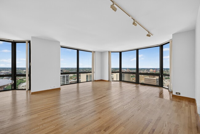 Building Photo - 2650 N Lakeview Ave