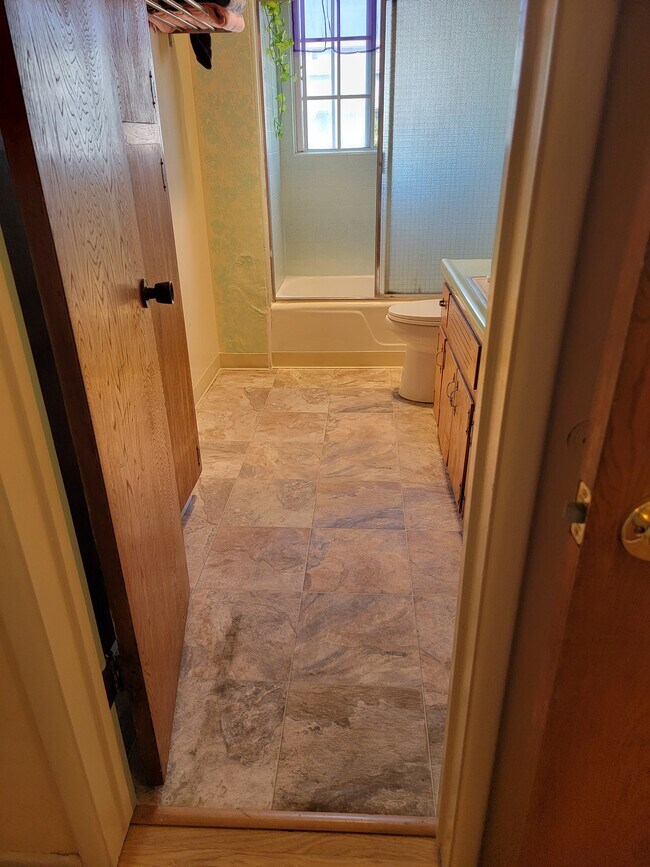 baño - 2239 N Frederic St