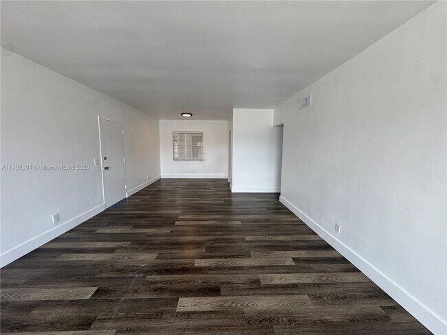 Building Photo - 9700 W Bay Harbor Dr