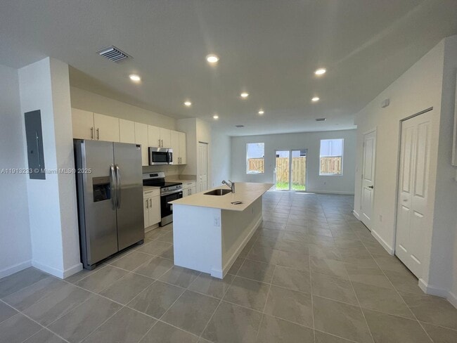 Building Photo - 1066 SE 2nd St