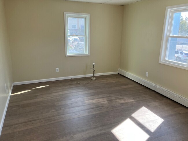 Foto del edificio - 302 Maple Ave