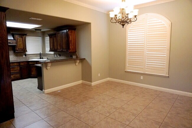 Foto del edificio - Beautiful Spacious Home Located In Regal Park!