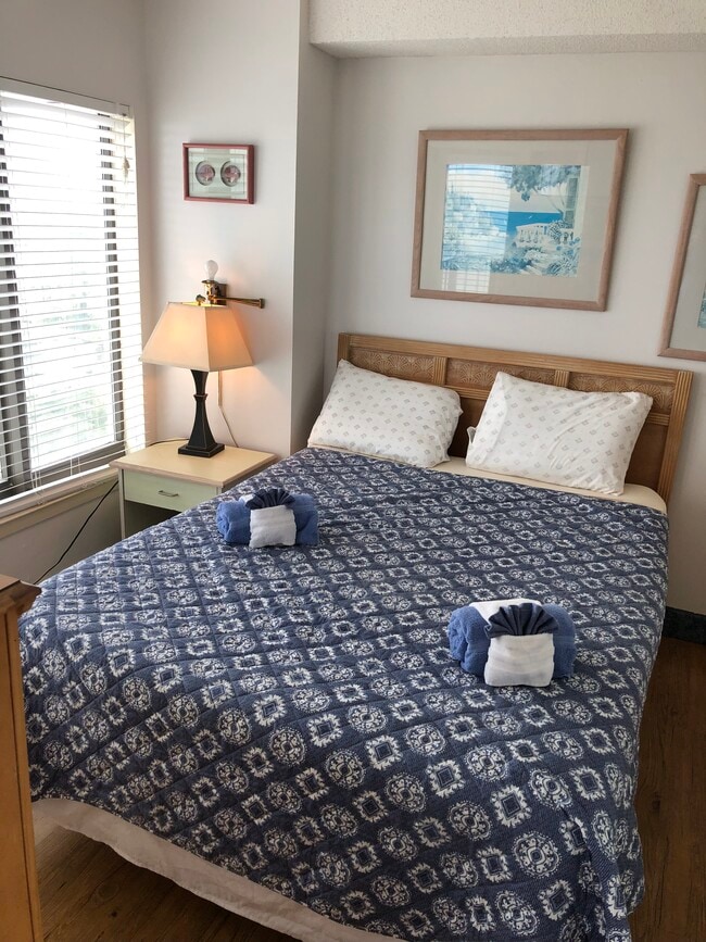 Oceanfront master bedroom - 1605 S Ocean Blvd