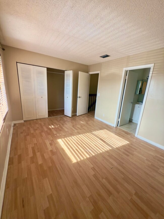 Building Photo - 799 Hill Dr