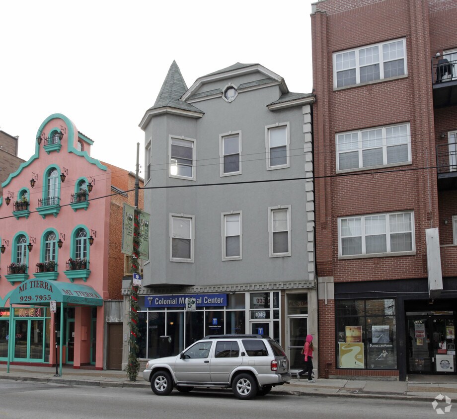 Building Photo - 1045 W Belmont Ave