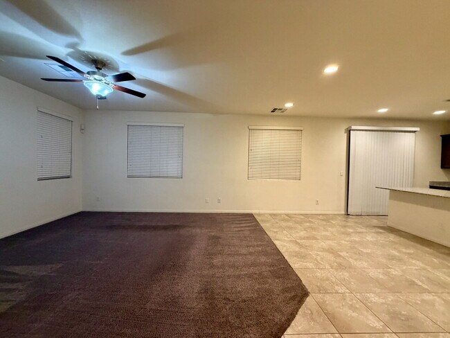 Foto del edificio - Beautiful 2260sqft 3bed 2.5bath with tile downstairs, carpet in Den & Living Room