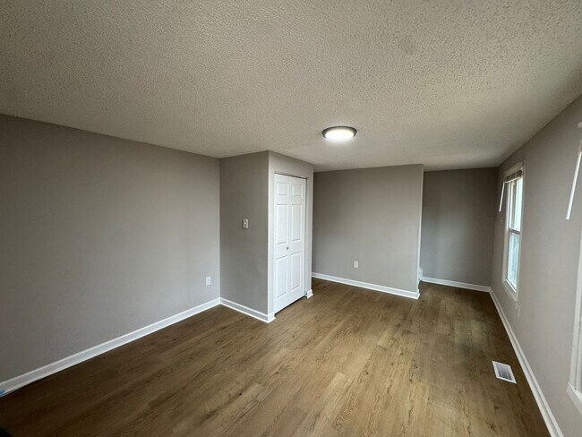 Foto del edificio - Charming 3-Bedroom, 1.5-Bath Home for Rent in Woodbury, NJ