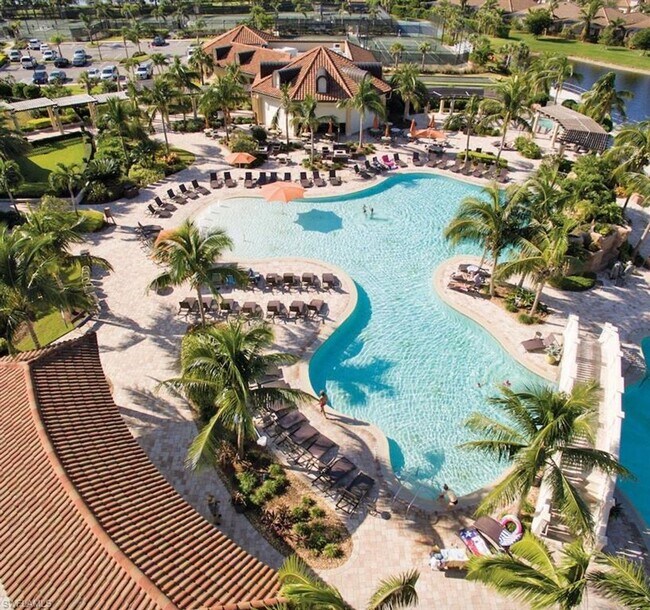 Foto del edificio - ***WHAT A VIEW ** WATERFRONT ** RENT SEASONALLY OR FURNISHED ANNUALLY ** AMAZING RESORT AMENITIES...