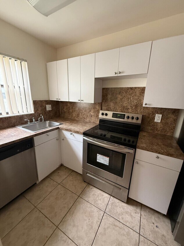 Foto principal - 2444 NW 52nd Ave