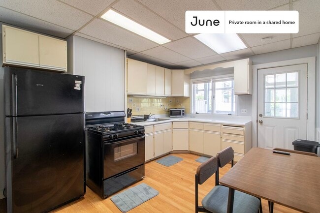 Building Photo - Room in Shared 3 bed/1 bath home