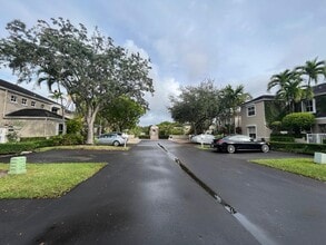 Building Photo - 5570 SW 70th Pl S