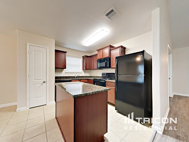 Building Photo - 329 Shoshone Ridge Drive La Marque TX