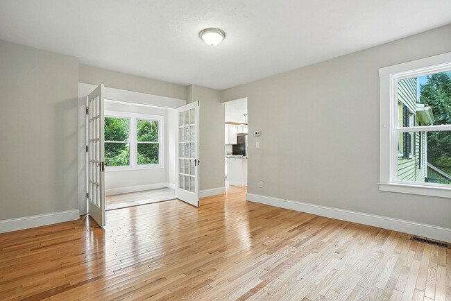 Building Photo - ***Please Respond Directly to the Online L...