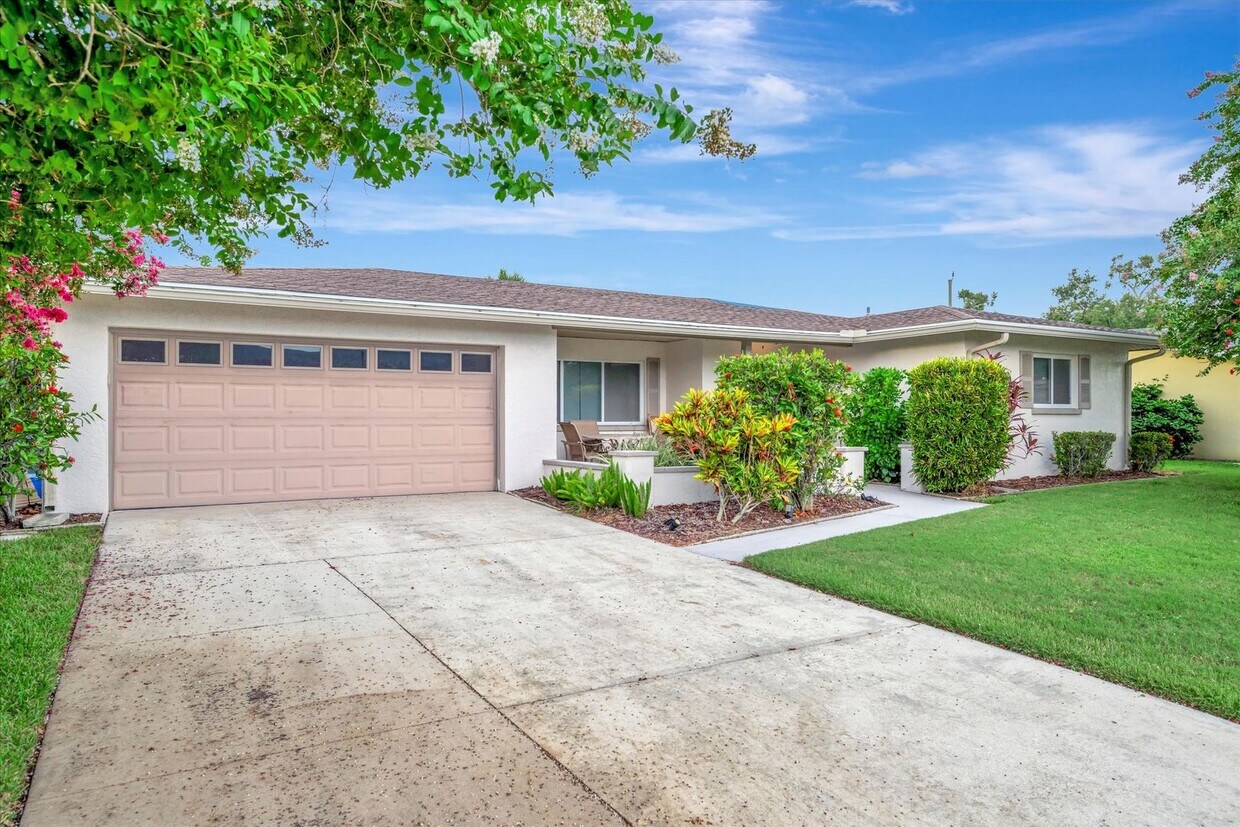 Primary Photo - Beautiful 3-Bed / 2 Bath Pool Home in Sara...