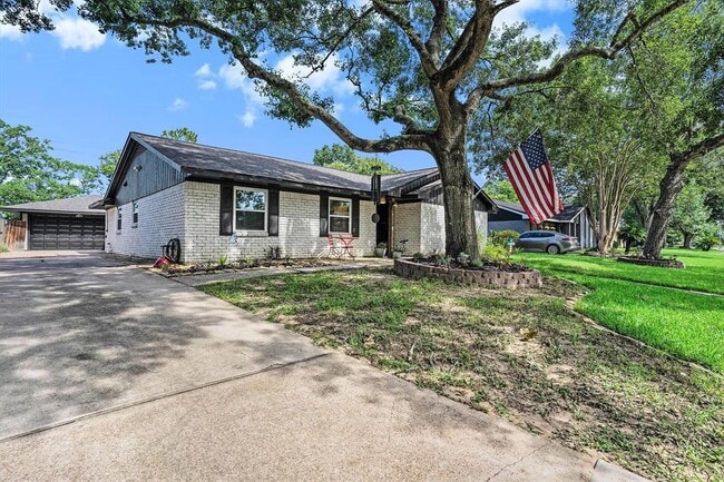 Building Photo - 1602 Loch Lake Dr