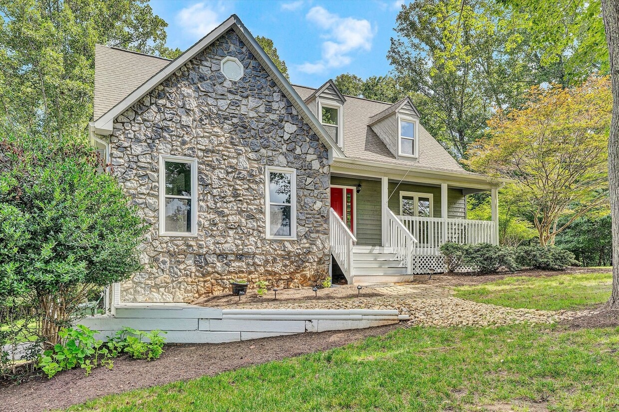 Primary Photo - Beautiful home in Chestnut Creek
