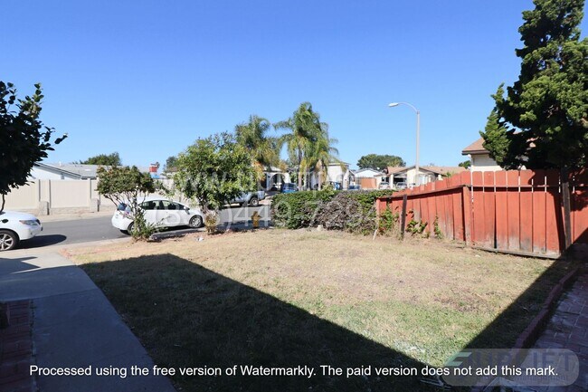 Foto del edificio - 4 bed, 2 Bath Home With Fenced Yard and attached 2 Car Garage