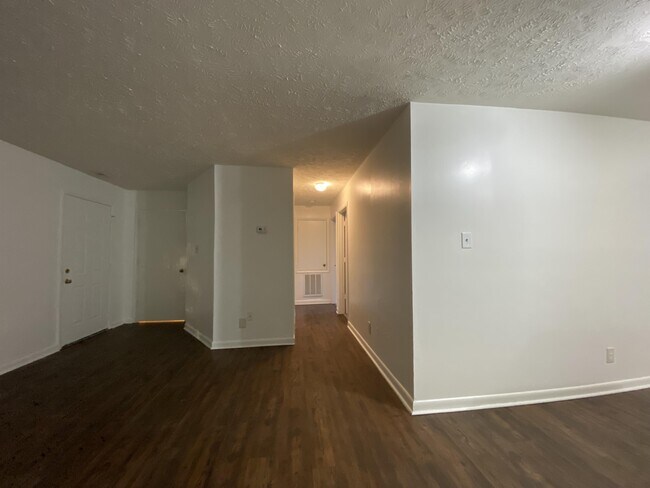 Foto del edificio - 6400 Starbrook Dr