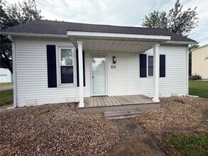 Building Photo - 511 E Beckemeyer Ave