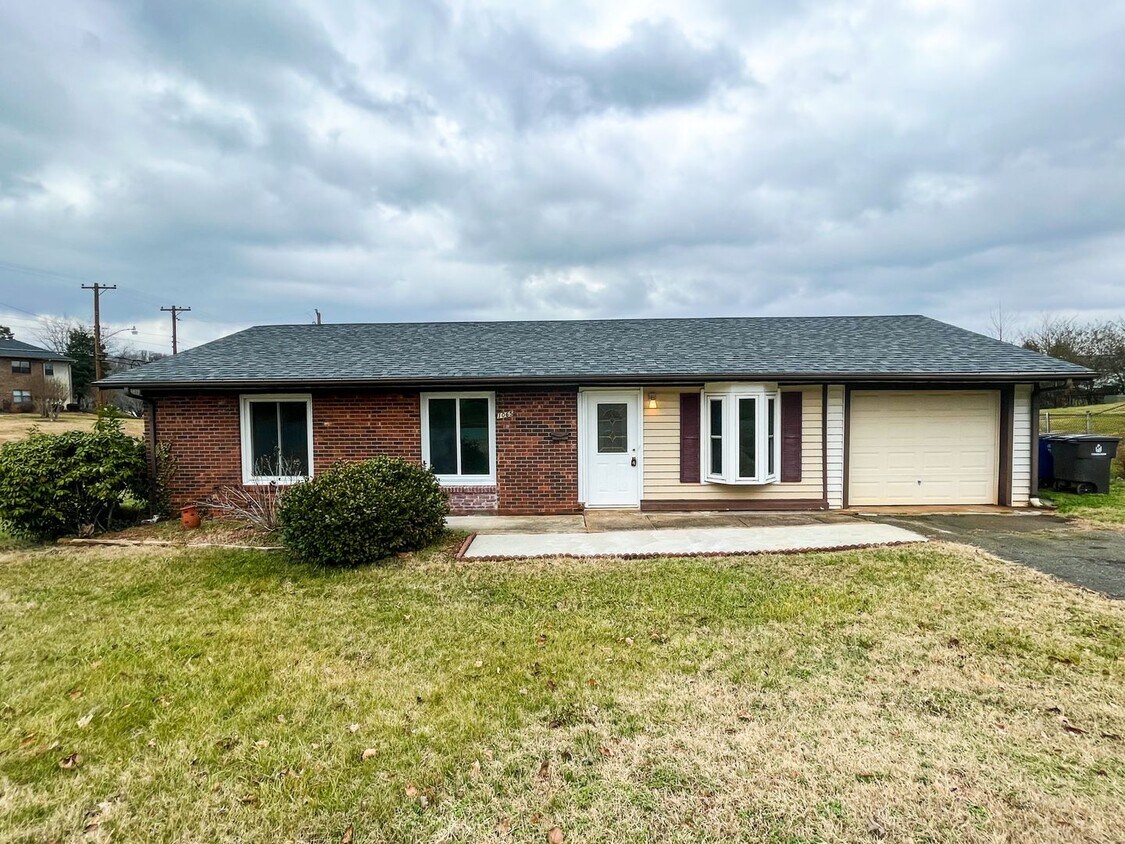 Primary Photo - Cozy 3 Bedroom, 1 1/2 Bathroom Near Downto...